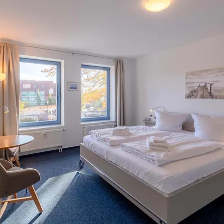 Hafenliebe Mit Blick Ueber Den Warener Stadthafen Waren  Exterior photo