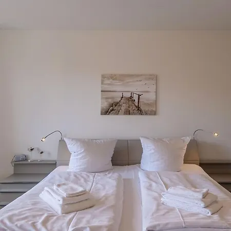 Hafenliebe Mit Blick Ueber Den Warener Stadthafen Waren  Exterior photo