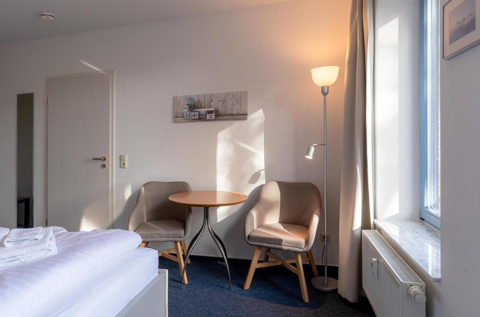 Hafenliebe Mit Blick Ueber Den Warener Stadthafen *