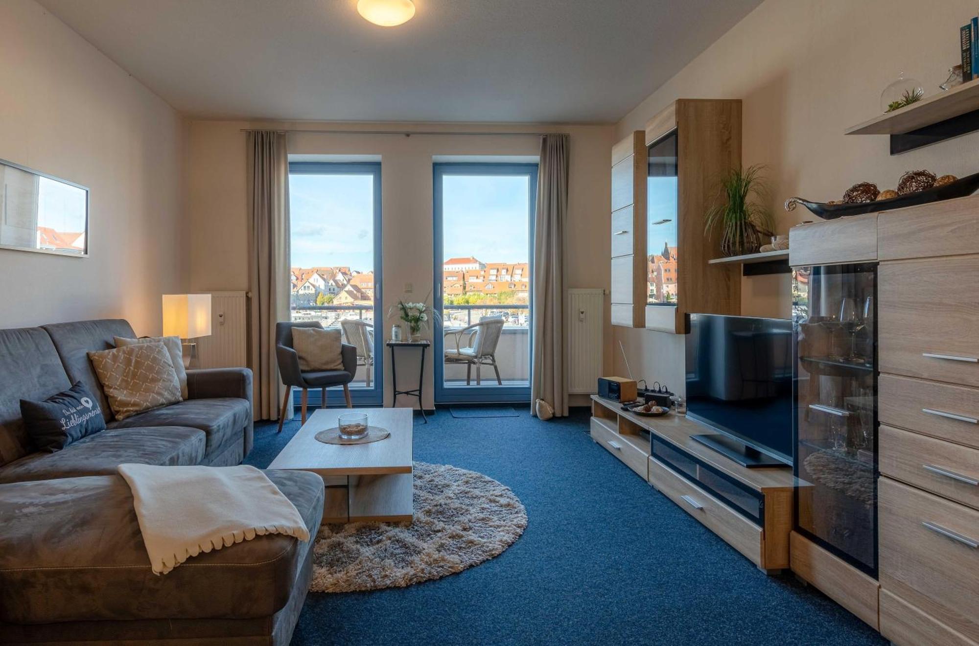Hafenliebe Mit Blick Ueber Den Warener Stadthafen
